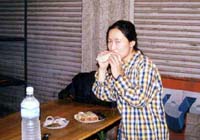 食らいつく